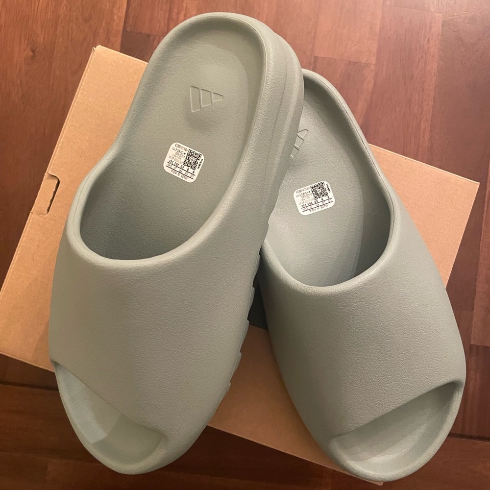 Adult Yeezy Slide (Salt Color) Size 8